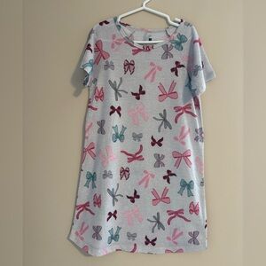 Nightgown for girls, size 7 years.